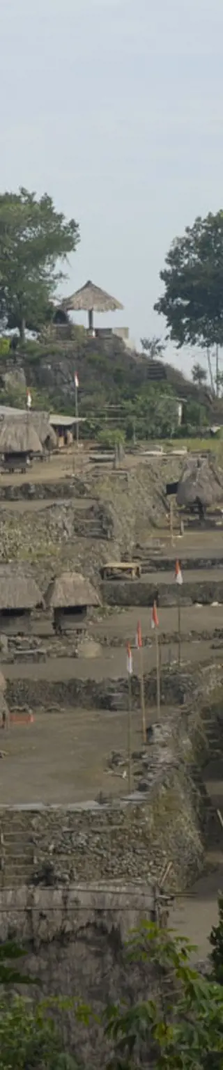 Die traditionelle Lebensweise des Bajawa Stammes entdecken